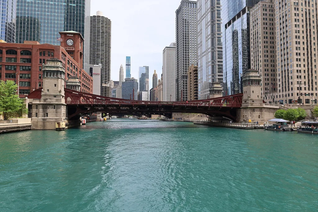 Rio Chicago, ponte de LaSalle Street e edifícios da cidade